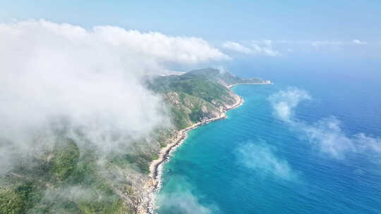 平流雾下的陡峭山悬崖和海岸线