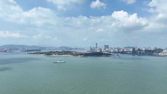 海上岛屿风光航拍厦门鼓浪屿蓝天白云风景