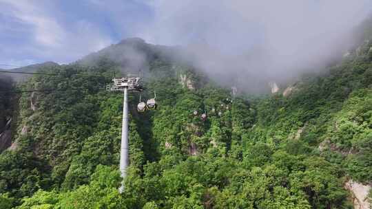 旅游景区上山索道繁忙运营