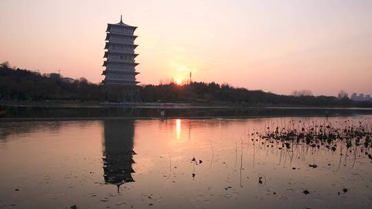 夕阳下的建筑长安塔  冬天的落日