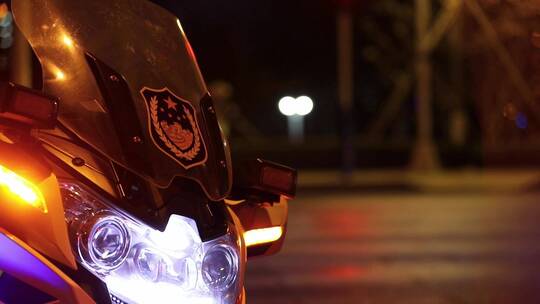 交警夜晚指挥交通处理事故警灯闪烁视频素材模板下载