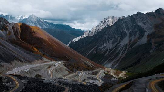 延时山路视频丙察察蜿蜒山路雪山光影变化视频素材模板下载