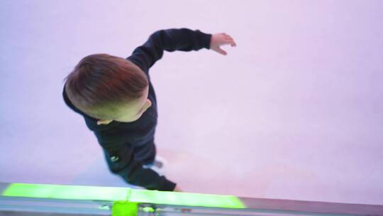 男孩在室内溜冰场滑冰