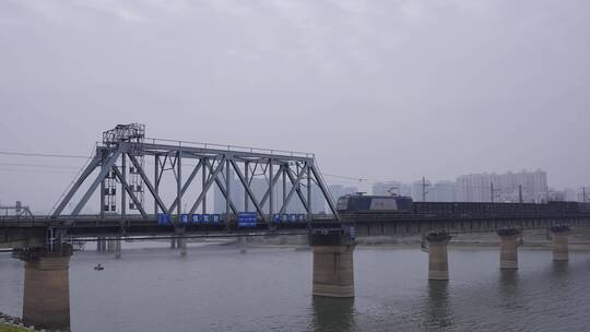 货运火车列车行驶在铁路大桥上合集