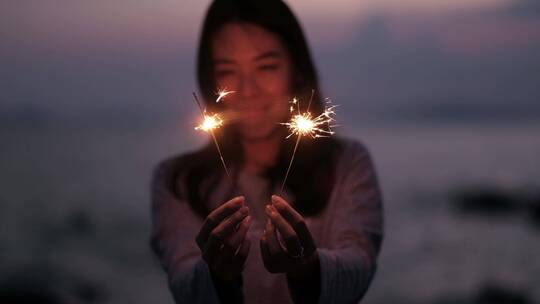 女子拿着火花庆祝新年