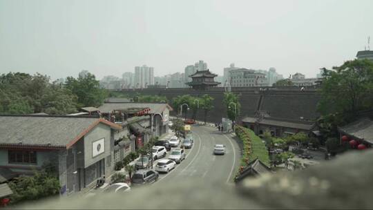 中国西安城墙前行驶的汽车