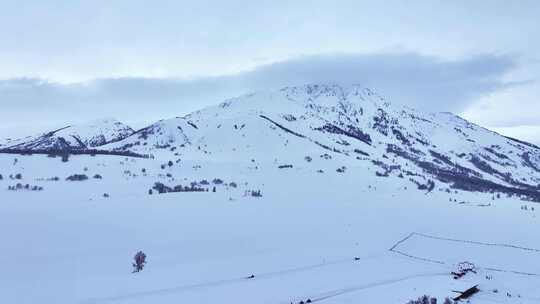 航拍新疆雪山风光