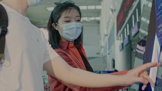 机场取票的女孩视频素材模板下载
