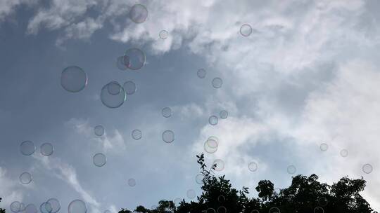 空气中漂浮着的肥皂泡沫