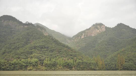 乘坐游船看到的浙江建德七里扬帆景区