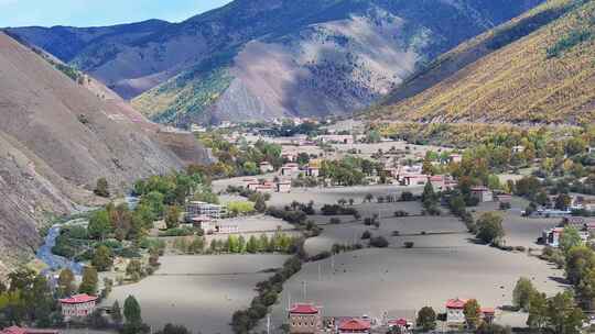 航拍四川甘孜新都桥甲根坝彩林秋景风光