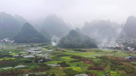 航拍雾中广西山村