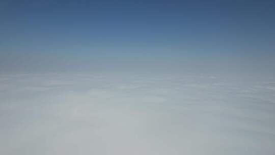 无人机穿云云层之上航拍