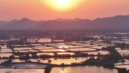 夕阳下的江南水乡村庄