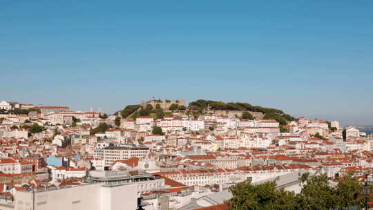 从Bairro Alto看Castelo do Sao Jorge视频素材模板下载