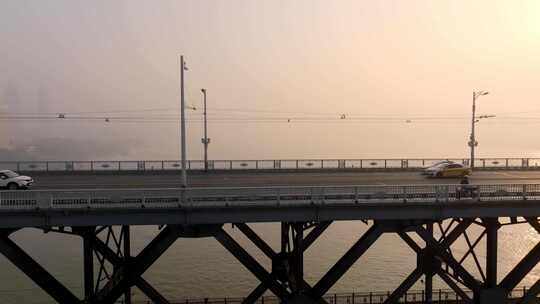 航拍武汉长江大桥侧拍桥面