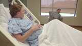 躺在病床上试图引起丈夫注意的妇女抱着怀孕高清在线视频素材下载