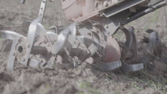 农业生产翻土机在土地上耕作的慢镜头