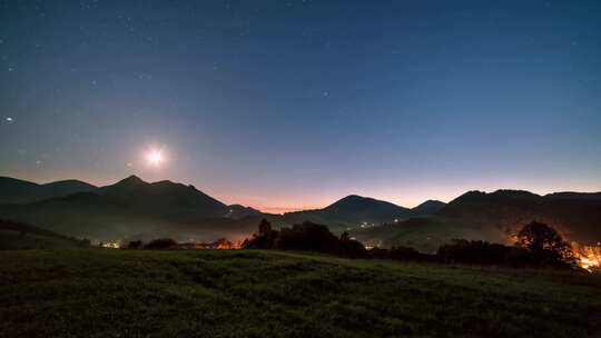 阿尔卑斯山乡村景观中的蓝色星空和月光