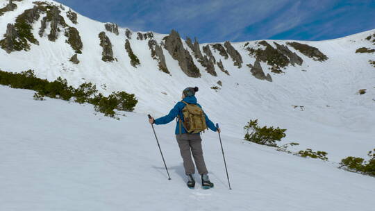 年轻女人在山里滑雪