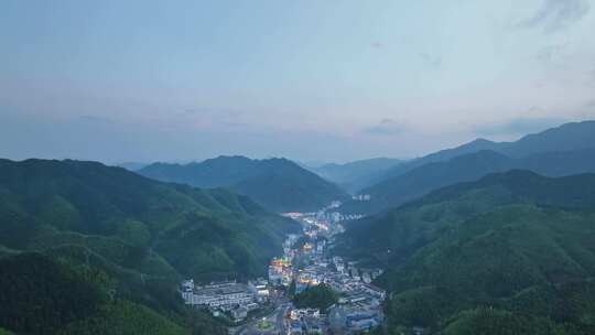 雨后的安徽黄山市黄山区汤口镇旅游景区小镇