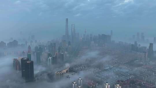 云雾上海阴天中的上海
