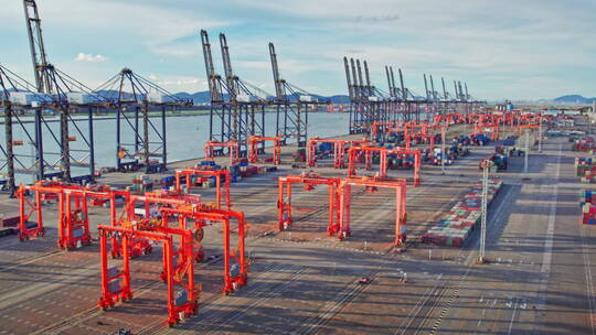 港口码头集装箱物流城市商业繁忙的港口视频素材模板下载