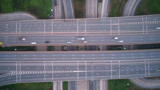 4K：空中超延时无人机视图的道路路口与移