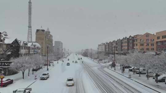 高角度拍摄大雪纷飞的马路241031 (1)