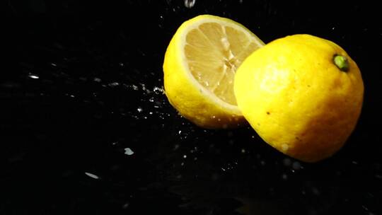 慢动作切柠檬