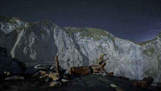 挪威罗弗敦的夜间星空与山地和海洋海滩的超