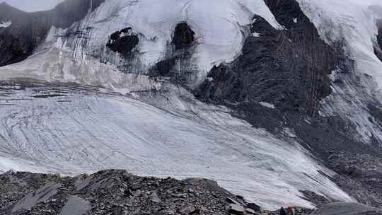 航拍攀登四川横断山脉乌库楚雪山登山者