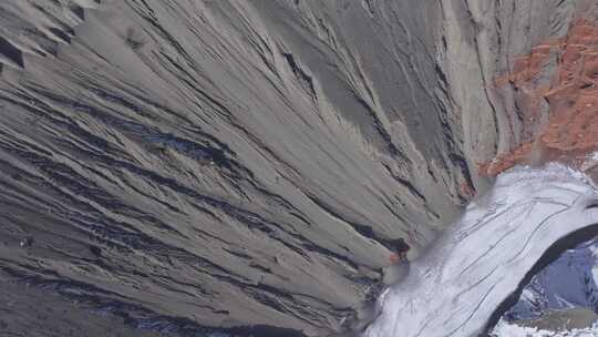 航拍新疆冬季安集海大峡谷红色山脉雪山河流