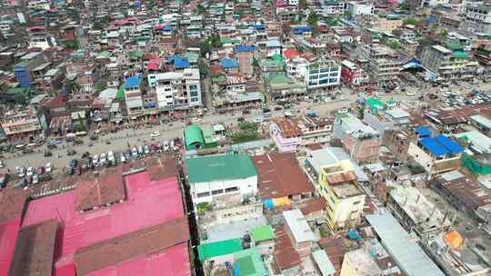 无人机拍摄的印度Ima市场被建筑物、汽车、人、桥梁等包围