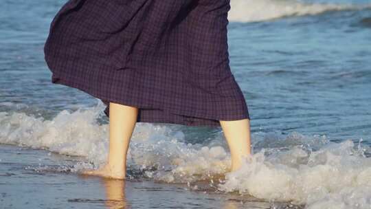 女人在沙滩上漫步【商用需购买企业授权】视频素材模板下载