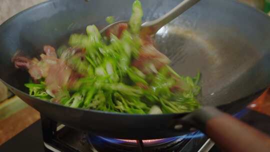 民族饮食云南野生菌烹炒牛肝菌山珍美食