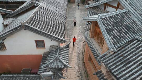 云南旅游大理剑川沙溪游客石头路古镇屋顶