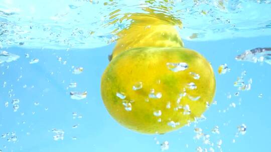 掉入水中蜜橘