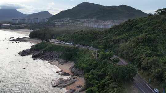 航拍海边山林间的公路鸟瞰全景