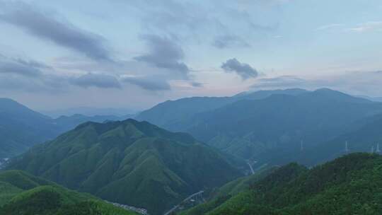 雨后的安徽黄山市黄山区汤口镇旅游景区小镇