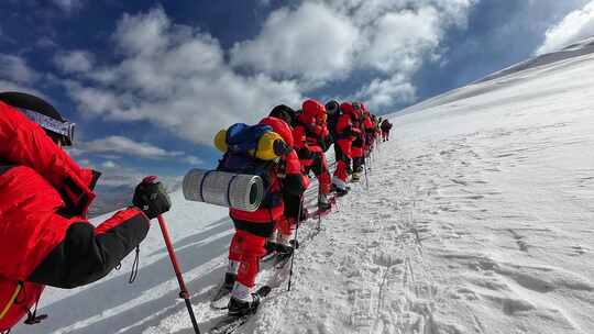 攀登冰川之父慕士塔格峰雪山的登山队队员