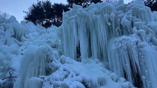 济南南部山区九如山，冰瀑成型冰天雪地