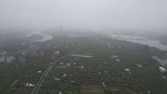 春季烟雨下的河流河岸航拍