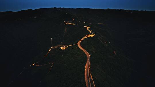 夜幕下的环山公路