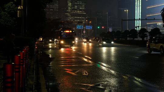 夜晚灯光车流雨水公交站
