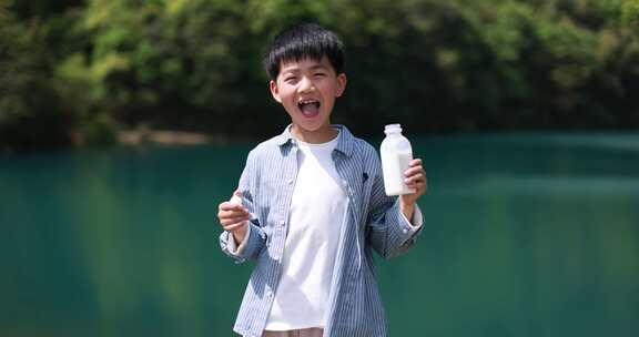 中国小男孩在户外喝有机牛奶