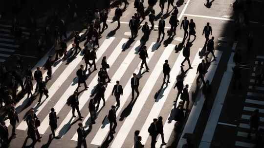 城市人群过马路繁忙都市街景人行道斑马线