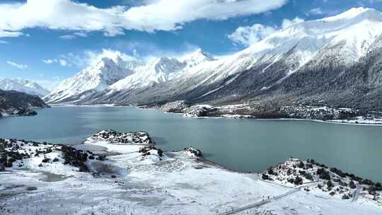 西藏昌都然乌湖和雪山雪地森林湖泊雪景航拍