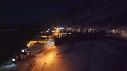 航拍新疆喀纳斯老村冬季夜景雪地小木屋