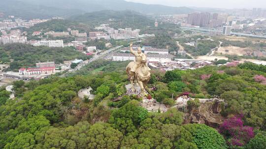 泉州郑成功雕像航拍丰泽区大坪山看市区阴天